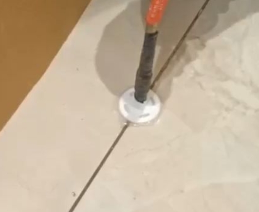 吉县瓷砖空鼓维修公司专业解答瓷砖在铺贴过程中，如果没有涂抹均匀到位的粘结材料（如水泥砂浆或瓷砖胶），可能会导致以下问题